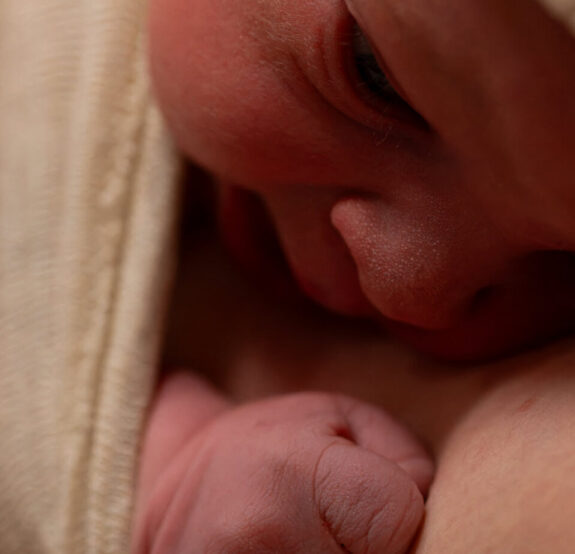 Tête plate du nourrisson : adoptons les bons réflexes dès la naissance.